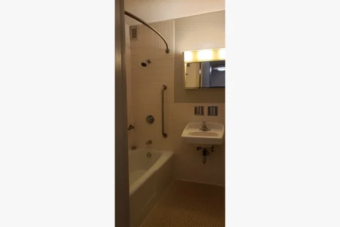 ClintonPlaza-Bathroom01