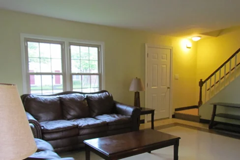 ColonialSquare-LivingRoom03