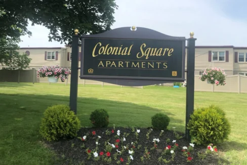 ColonialSquare-Sign02