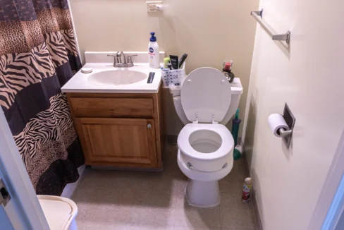 KennedyPlaza-Bathroom01