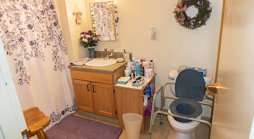 NYM_Senior-Web-Bathroom03