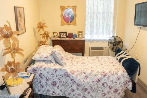 NewYorkMillsSeniorCenter-Bedroom08