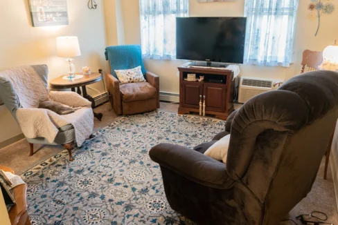 NewYorkMillsSeniorCenter-LivingRoom02