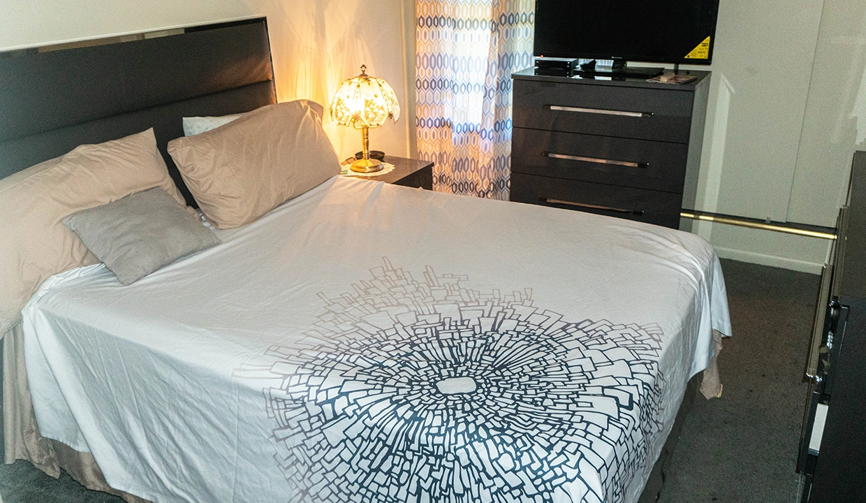 ParkDriveManorTwo-Bedroom01