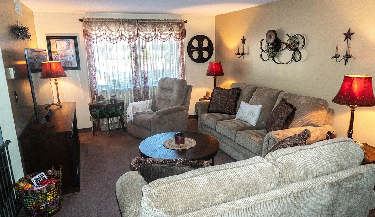 ParkDriveManorTwo-LivingRoom02