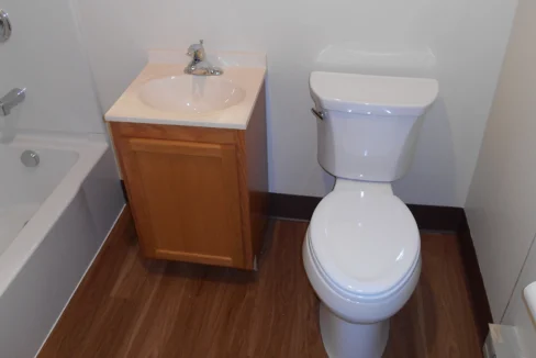 Woodsedge-Bathroom01