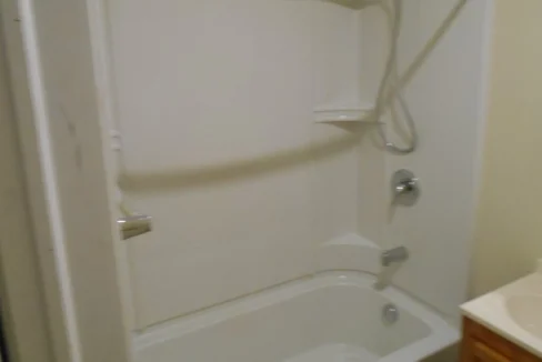 Woodsedge-Bathroom02