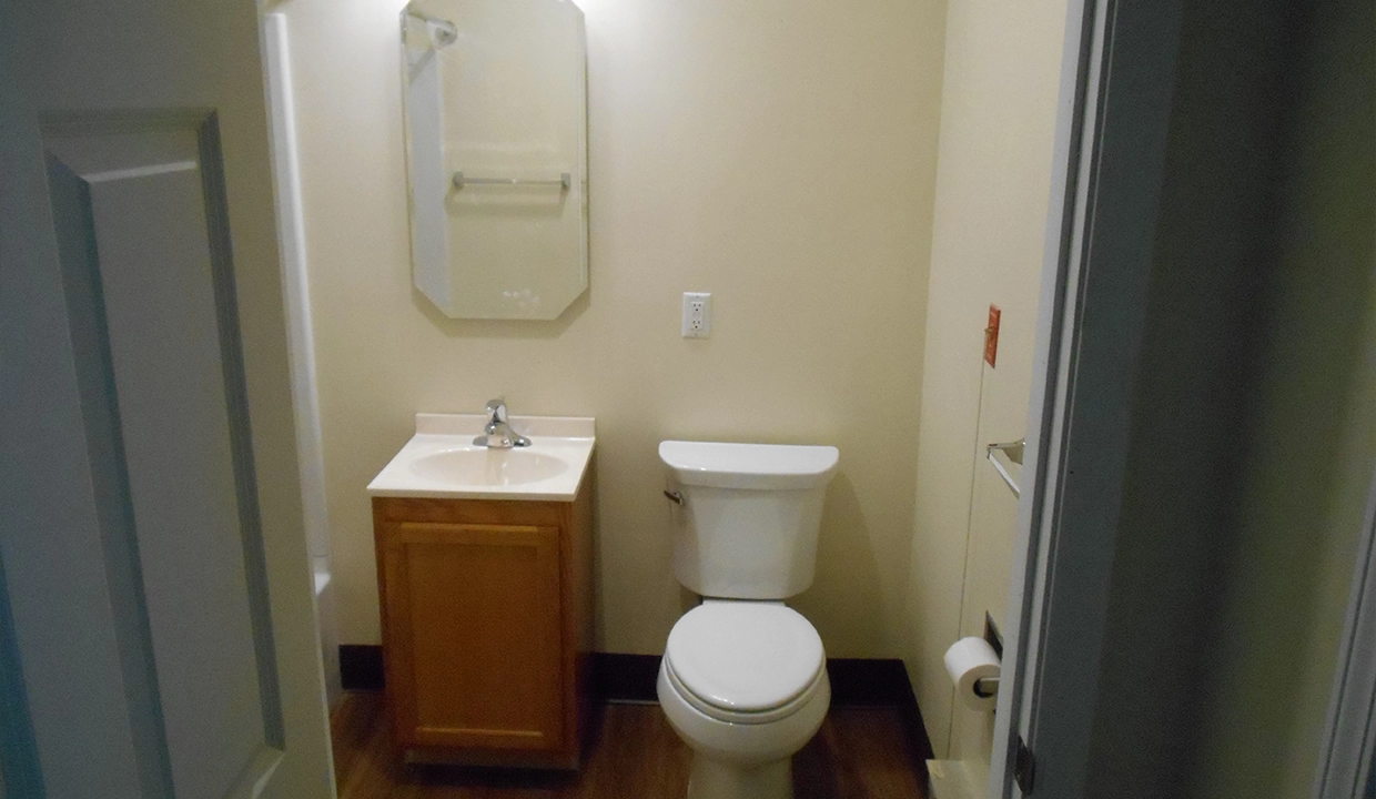 Woodsedge-Bathroom03