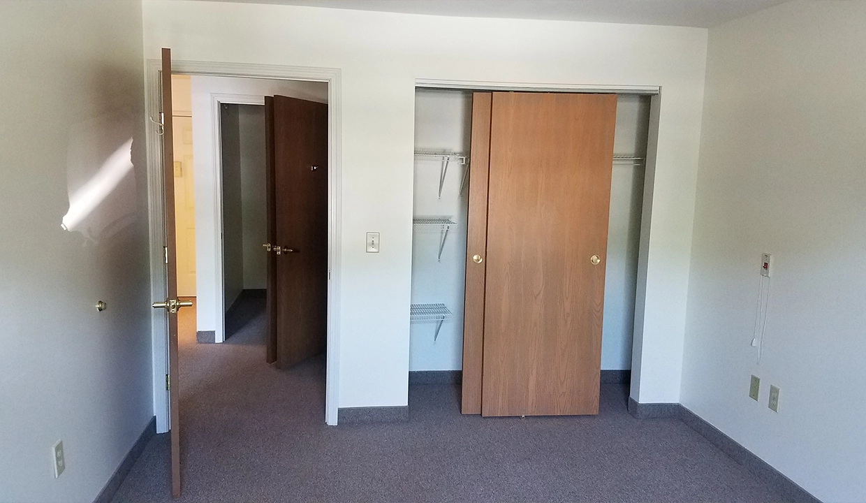 HollyManor-Bedroom01