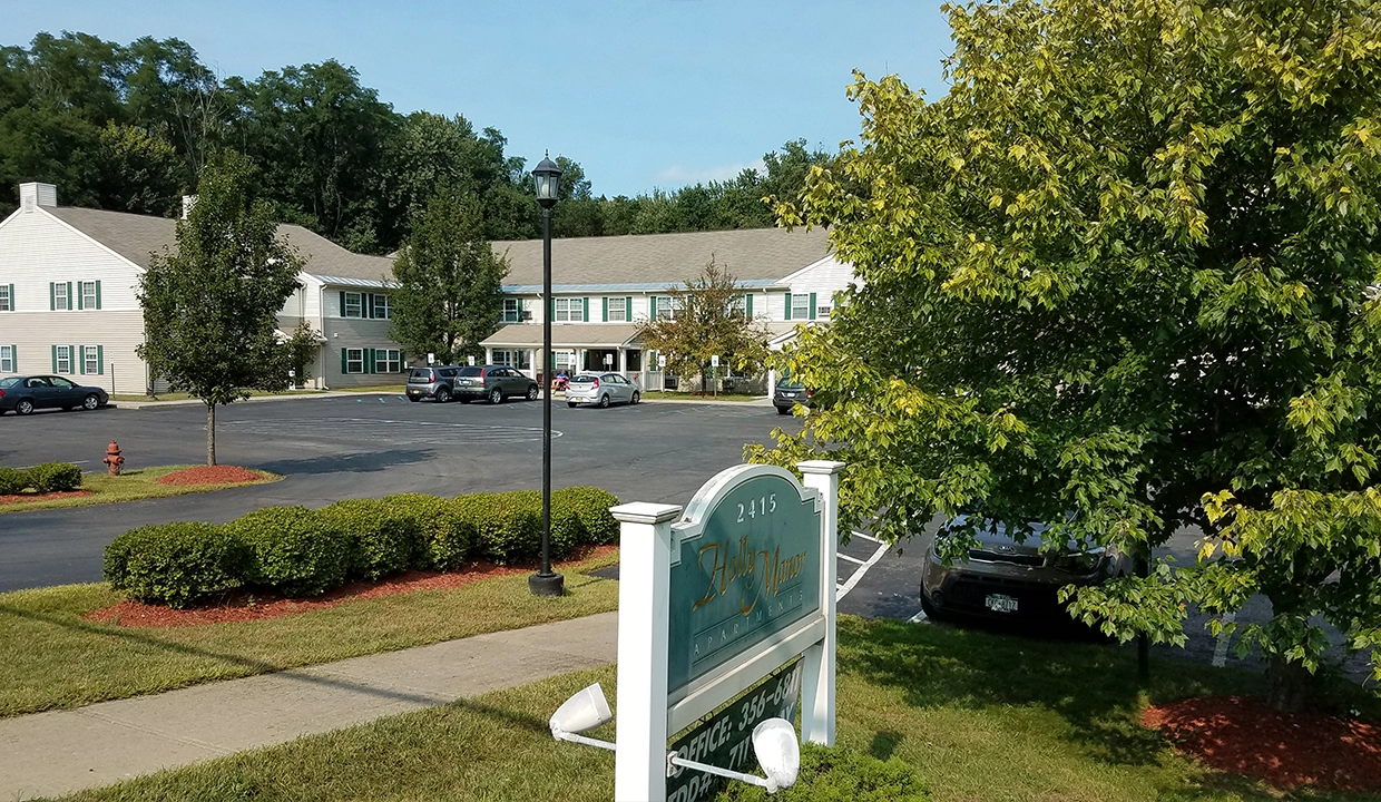 HollyManor-Exterior05