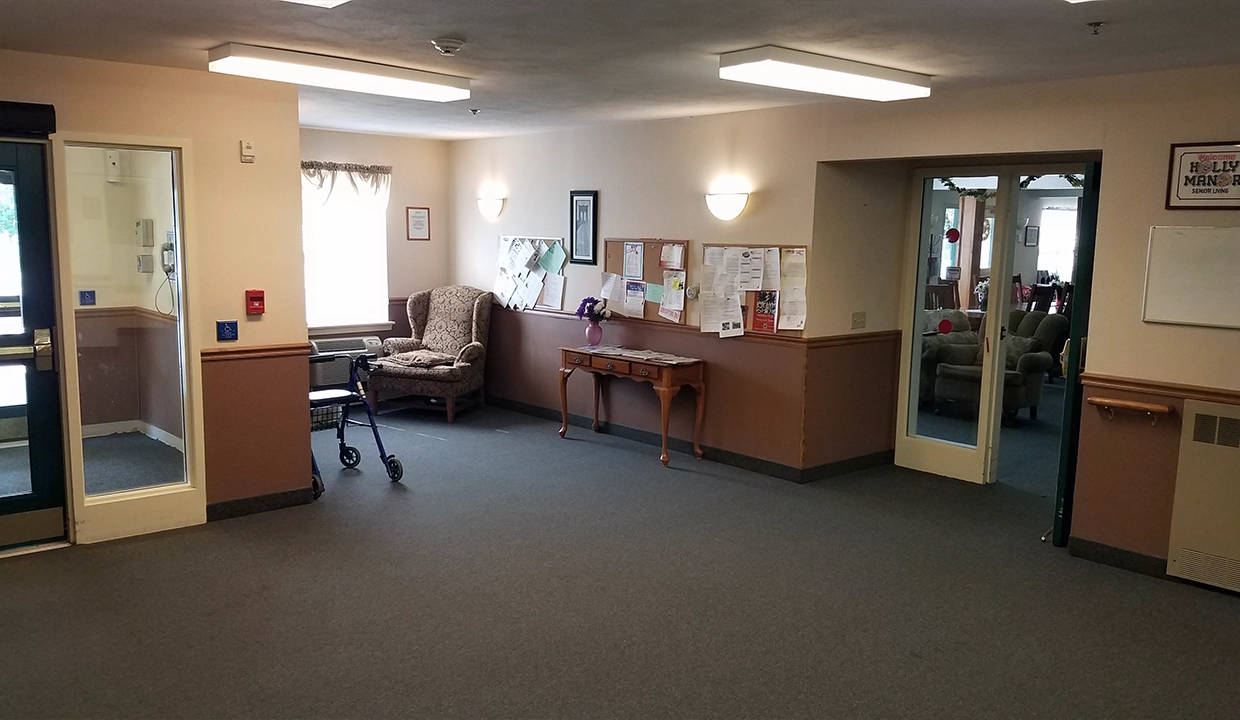 HollyManor-Lobby01